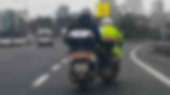 D-100’de tehlikeli yolculuk! Bozulan motosiklete bacağıyla destek verdi