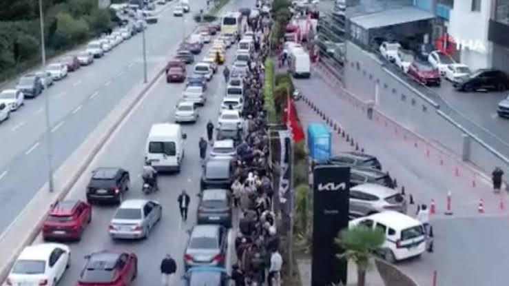 İstanbul’da indirim izdihamı: 60 bin kişi akın etti, kuyruk AVM’yi sardı!